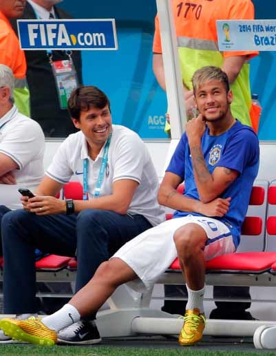 Bei der Selecao baut man derweil auf prominente Unterstützung: Der mit einem Wirbelbruch ausfallende Superstar Neymar gesellt sich zu dem Trainerstab und den Kollegen auf der Bank. Noch hat der 22-Jährige gut lachen...