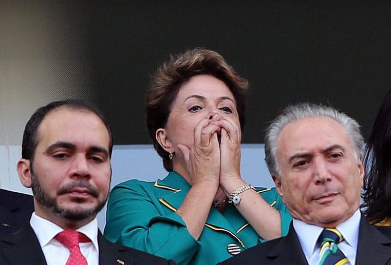 Und auch im Stadion nimmt das Entsetzen langsam Überhand: Staatspräsidentin Dilma Rousseff schlägt ob der erschreckend schwachen Leistung der Selecao die Hände vor dem Gesicht zusammen.