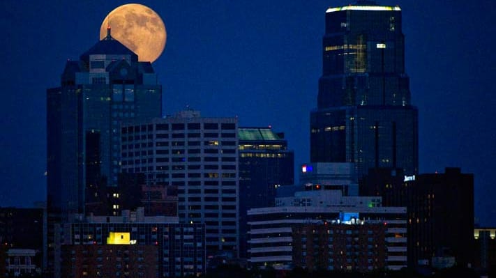 Super-Mond über dem Nachthimmel