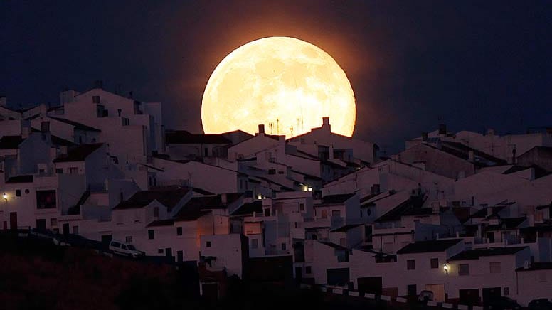 Super-Mond über dem Nachthimmel