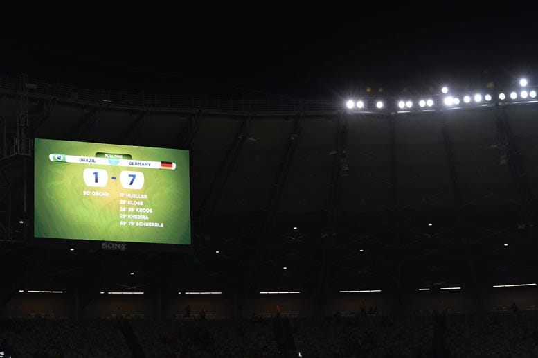Ein Spiel, das Geschichte geschrieben hat: Im Halbfinale fügt die DFB-Elf Gastgeber Brasilien eine Niederlage historischen Ausmaßes zu, die den brasilianischen Fußball in seinen Grundfesten erschüttert hat.
