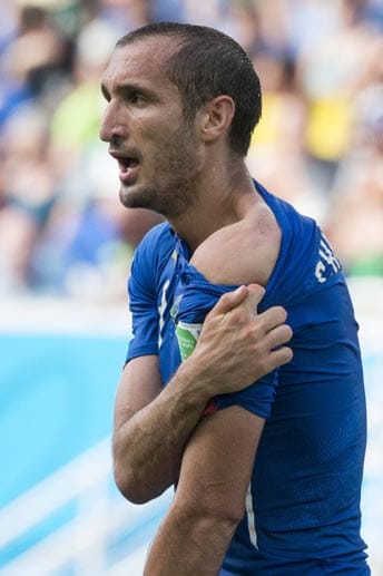 Seht her, er hat mich gebissen! Im Gruppenspiel der Italiener gegen Uruguay wird Giorgio Chiellini Opfer des "Beißers" Luiz Suarez.