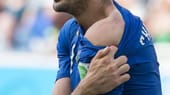 Seht her, er hat mich gebissen! Im Gruppenspiel der Italiener gegen Uruguay wird Giorgio Chiellini Opfer des "Beißers" Luiz Suarez.