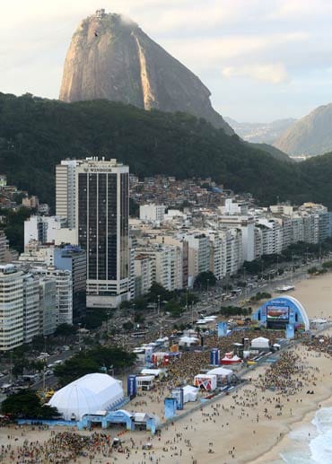 Vor einer Traumkulisse feiern die Fans beim Public Viewing auf der Copacabana.