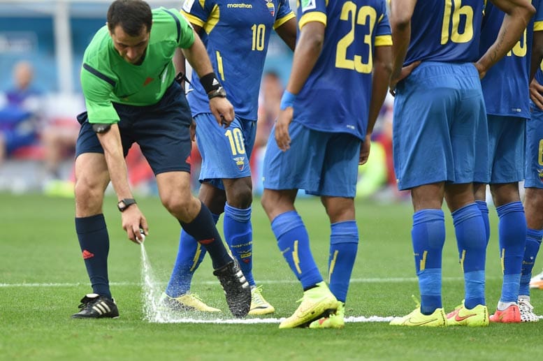Eine Neuerung, die bei der WM für Aufsehen sorgt: Das Freistoß-Spray.