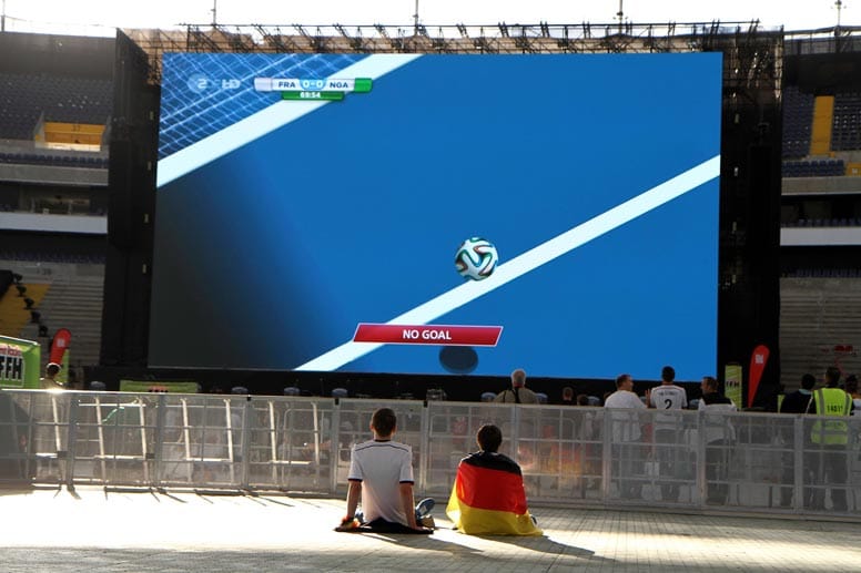 Beim Spiel Frankreich gegen Nigeria kommt erstmals die Torlinientechnik "Goal Control" zum Einsatz.