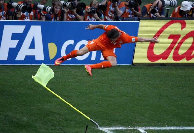 Klaas Jan Huntelaar steht bei Holland nur in der zweiten Reihe. Doch im Achtelfinale gegen Mexiko schlägt seine Stunde. Wenige Sekunden vor dem Ende der Partie schießt der Schalker sein Team vom Elfmeterpunkt in die nächste Runde. Entsprechend spektakulär der Jubel.