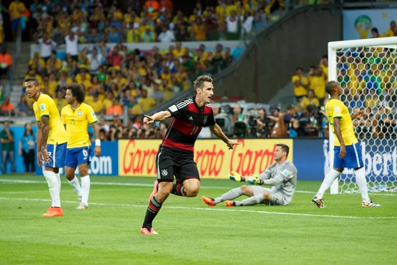 In Brasilien- gegen Brasilien - schreibt Miroslav Klose Geschichte. Sein Treffer zum 2:0 im Halbfinale macht ihm zum besten Torschützen in der WM-Historie. Dass er damit ausgerechnet das brasilianische Idol Ronaldo ablöst, passt ins Bild.