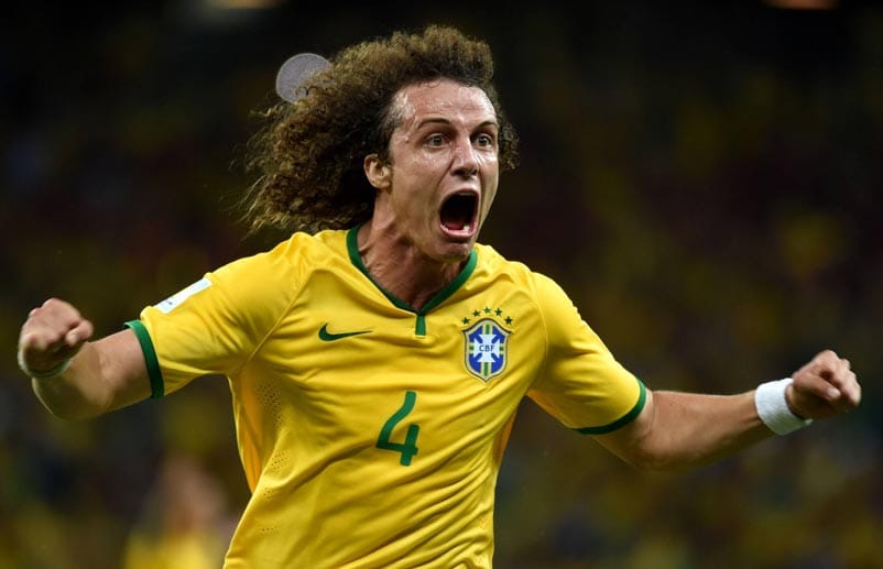 Da war die Welt noch in Ordnung: Mit wehendem Haar und weit aufgerissenem Mund bejubelt Brasiliens David Luiz sein geniales Freistoßtor im Viertelfinale gegen Kolumbien.
