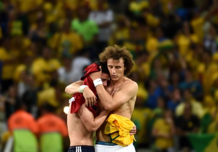 Genial auch seine Geste nach dem Spiel. Im Moment des Sieges spendet Luiz Trost für Kolumbiens Superstar James Rodriguez.