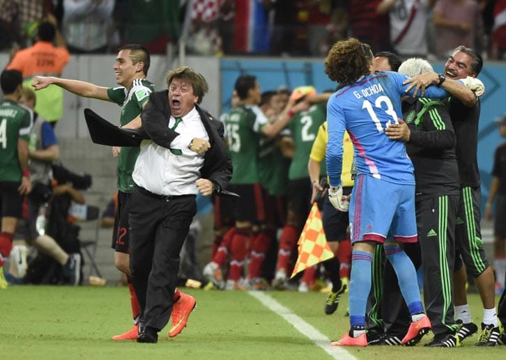 Mit seinen Jubelstürmen erobert "die Laus" die Herzen der Fußballfans weltweit. Mexikos Trainer Miguel Herrera lässt seinen Emotionen freien Lauf.