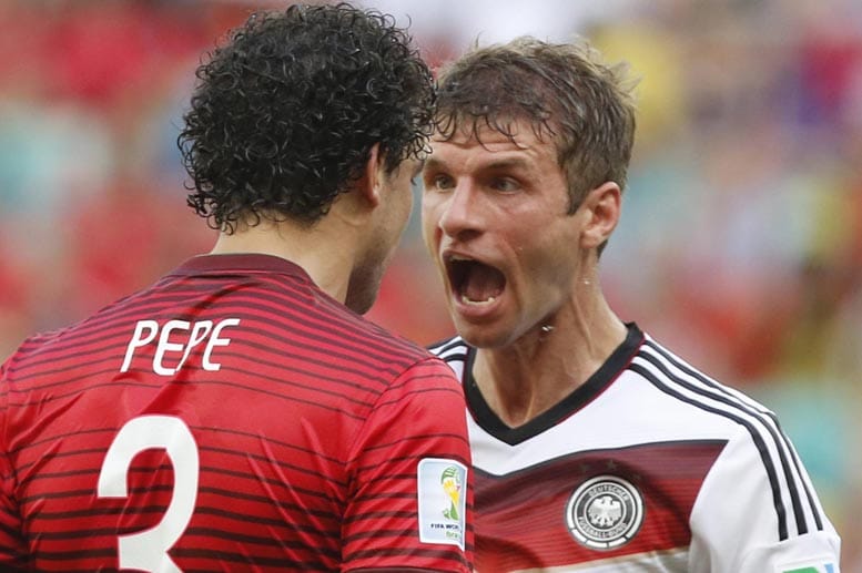 Thomas Müller regt sich schrecklich über den Kopfstoß von Portugals Pepe auf. Der Portugiese wird für seine Unbeherrschtheit vom Platz gestellt und ermöglicht Deutschland einen ungefährdeten 4:0-Auftaktsieg.