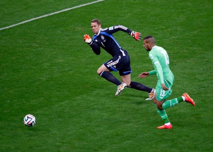 Ein anderer wird gegen Algerien zum Helden. Manuel Neuer bewahrt die DFB-Elf mit seinen Ausflügen mehrfach vor dem Rückstand und wird danach von Fans und Presse gefeiert.