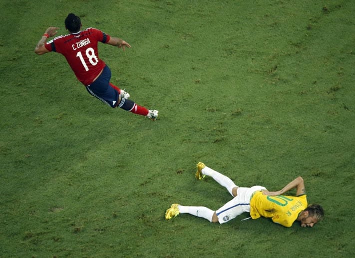 Eine Szene, die eine ganze Nation ins Tal der Tränen stößt. Bei einer Attacke des Kolumbianers Carlos Zuniga bricht sich Brasiliens Hoffnungsträger Neymar einen Wirbel und fällt für den Rest des Turniers aus. Für viele der Hauptgrund für das spätere Versagen der Selecao.