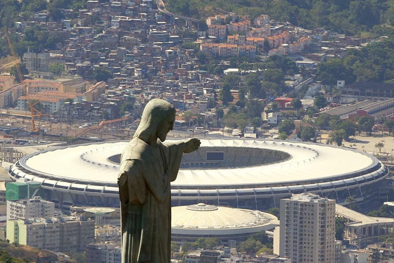 Im Schatten der Christus-Statue liegt das umgebaute Fußball-Heiligtum der Brasilianer: das Maracana.
