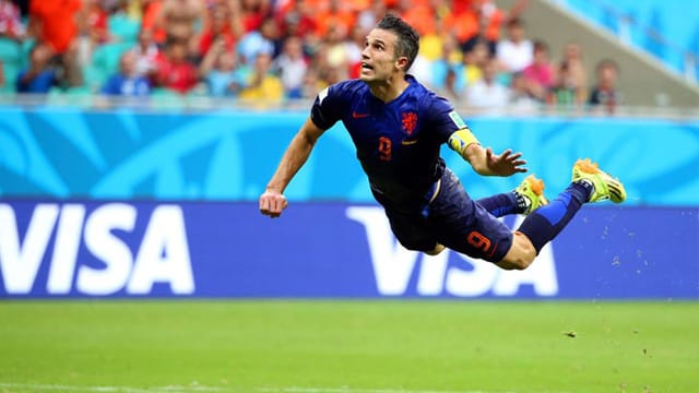 The flying Dutchman: Mit seinem artistischen Flugkopfball-Treffer gegen Spanien begeistert Robin van Persie die Fußballwelt. In den sozialen Netzwerken spielen unzählige User die Szene unter dem Motto "Persieing" nach.