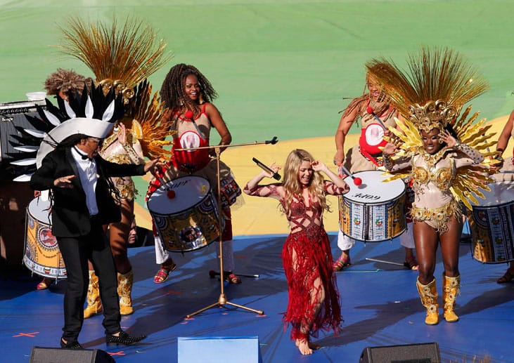 Samba und Karneval: Bevor Deutschland und Argentinien um den WM-Pokal gegeneinander antreten, sorgen Musik-Superstar Shakira (Mitte) und eine große Show im Maracana-Stadion für den feierlichen Abschluss der Weltmeisterschaft in Brasilien.