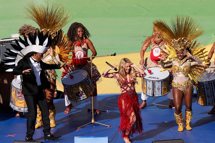 Samba und Karneval: Bevor Deutschland und Argentinien um den WM-Pokal gegeneinander antreten, sorgen Musik-Superstar Shakira (Mitte) und eine große Show im Maracana-Stadion für den feierlichen Abschluss der Weltmeisterschaft in Brasilien.