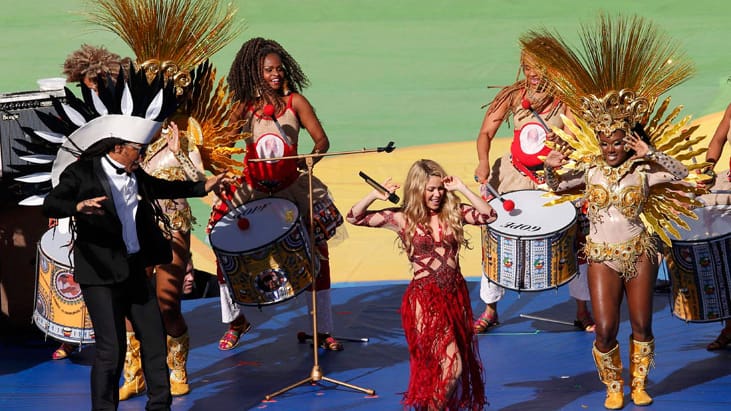 Samba und Karneval: Bevor Deutschland und Argentinien um den WM-Pokal gegeneinander antreten, sorgen Musik-Superstar Shakira (Mitte) und eine große Show im Maracana-Stadion für den feierlichen Abschluss der Weltmeisterschaft in Brasilien.