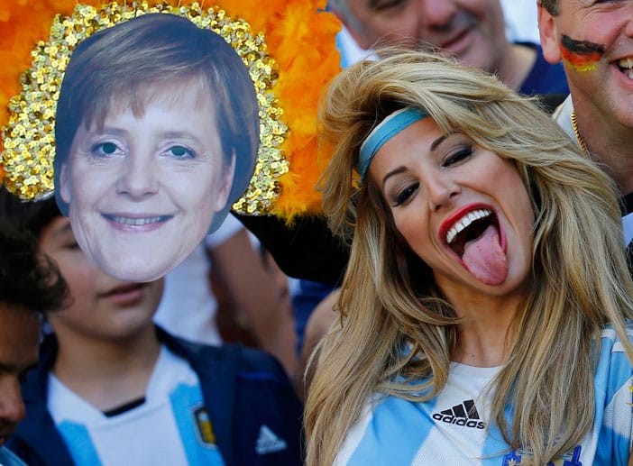 Doppelgängerin: Die deutsche Bundeskanzlerin ist aber nicht nur auf der Ehrentribüne zu sehen. Diese Anhängerin feuert die Albiceleste mit bunt geschmückter Merkel-Maske an.