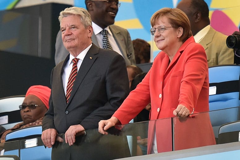 Politprominenz: Auch Bundespräsident Joachim Gauck (li.) und Bundeskanzlerin Angela Merkel sind ins Maracana gekommen. "Es wird sicherlich ein schweres Spiel, und ich werde die Daumen drücken", sagte Merkel im ARD-Fernsehinterview.