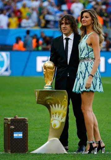 Das Objekt der Begierde: Carlos Puyol, Weltmeister 2010, und das brasilianische Supermodel Gisele Bündchen präsentieren den WM-Pokal.