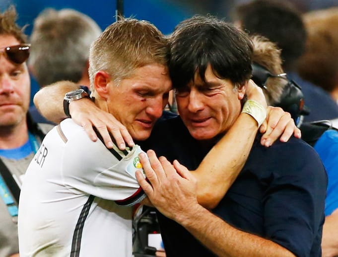 Am Ziel: Der Bundestrainer (re.) und sein emotionaler Leader Schweinsteiger fallen sich nach Abpfiff in die Arme.
