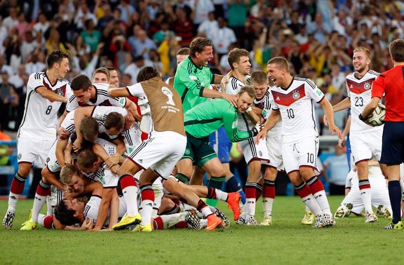 ... und das gesamte DFB-Team fällt in einer einzigen freudetrunkenen Jubeltraube übereinander her.