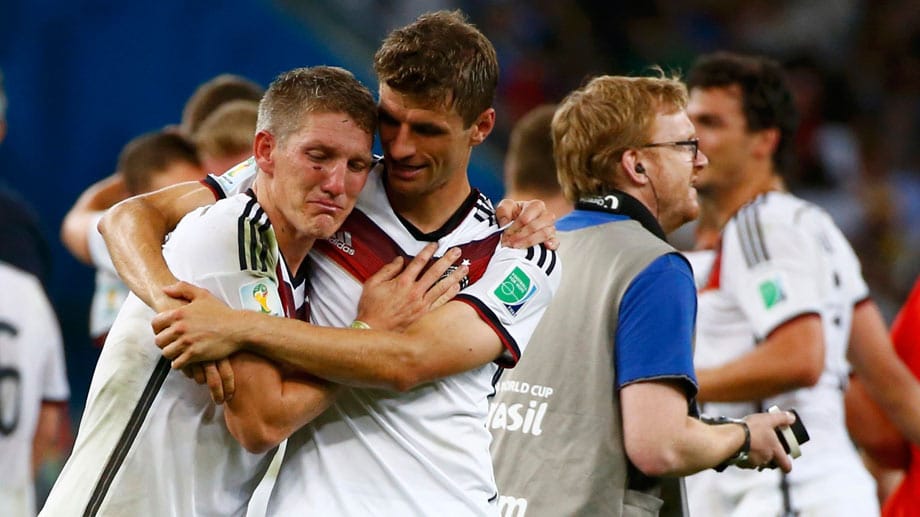 Der Ballast fällt ab. Schweinsteiger, der sich in dieser umkämpften Partie regelrecht aufgeopfert hat, vergießt Tränen. Sein Bayern-Spezl Thomas Müller nimmt ihn in den Arm.