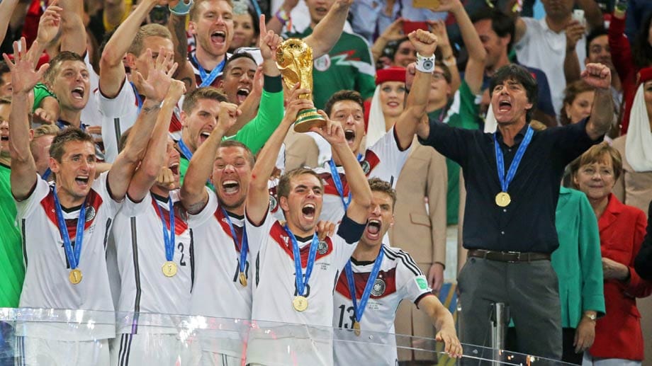 Der triumphale Moment: Kapitän Philipp Lahm erhält auf der Tribüne des legendären Maracana-Stadions den WM-Pokal.