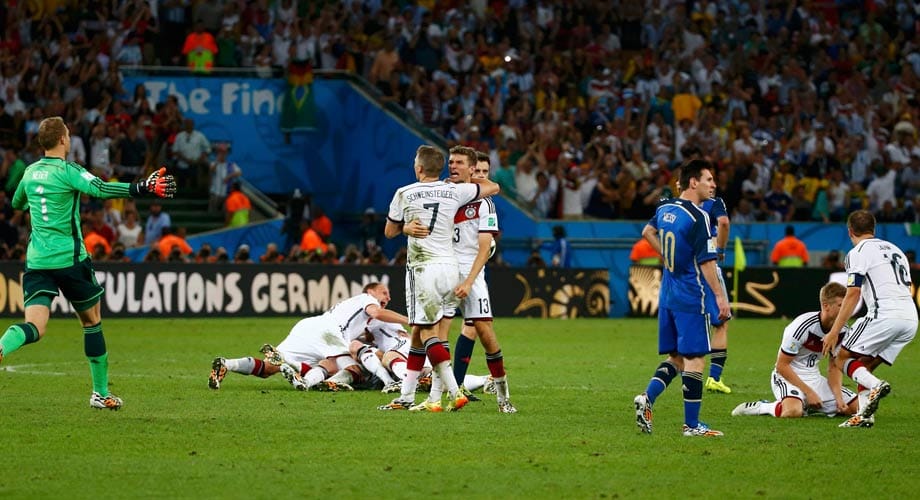 Aus, aus, aus: Nach vier elendig langen Minuten Nachspielzeit ist Schluss, Deutschland ist Weltmeister!