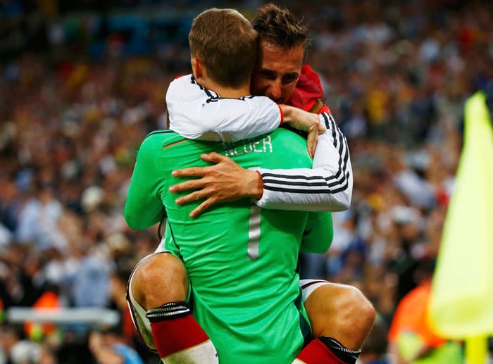 Miroslav Klose umarmt seine Nummer eins. Der 36-jährige Goalgetter ist überwältigt, hat nicht nur eine Träne im Auge.