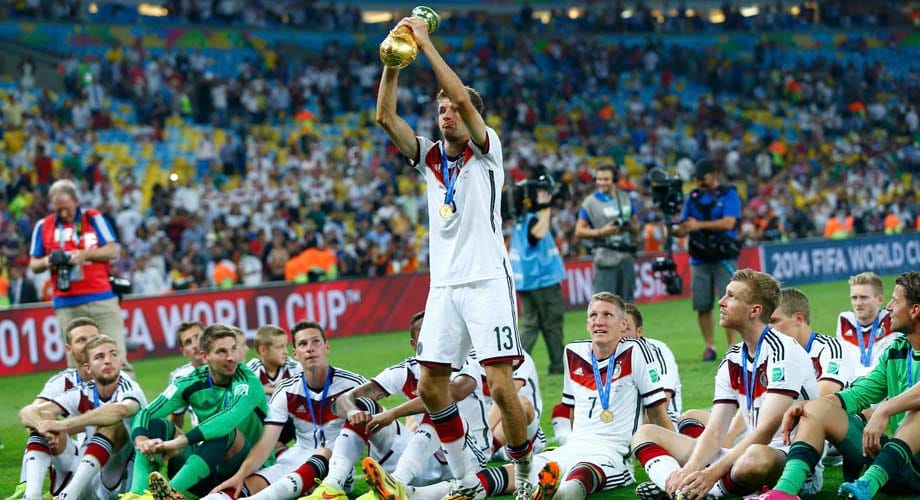 Feierkapitän ist wie so oft Thomas Müller. Deutschlands erfolgreichster Stürmer der WM 2014 stimmt das "Humba" an. Nur Oben und Unten beim Pokal bereiten ihm Probleme.