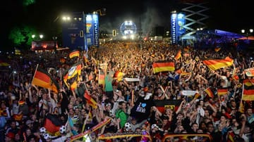 Grenzenloser Jubel nach dem Schlusspfiff: In Berlin auf auf der Fanmeile am Brandenburger Tor wurde ausgelassen der vierte Weltmeister-Titel gefeiert.