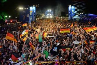 Grenzenloser Jubel nach dem Schlusspfiff: In Berlin auf auf der Fanmeile am Brandenburger Tor wurde ausgelassen der vierte Weltmeister-Titel gefeiert.