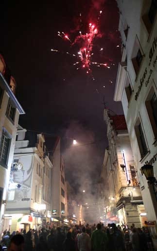 Ein Feuerwerk für den Weltmeister: In Düsseldorf wurde die Nacht zum Tag gemacht.