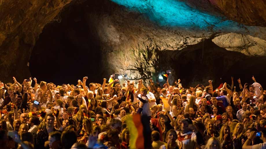 Spektakulärer Ort für ein Public Viewing: In der Balver Höhle in Nordrhein-Westfalen wurden ebenfalls die Nationalspieler lauthals angepeitscht.