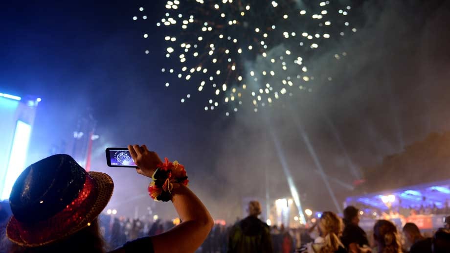 In Rio de Janeiro (Brasilien) - dem Finalort - genießen die Fans ein Feuerwerk.