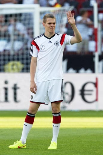 Freiburg-Star Matthias Ginter war früher Fan von Borussia Dortmund. Ginter besaß Schal und Trikot und besuchte als Junge mit seiner Familie ein Spiel des BVB. Aktuell buhlt die Borussia um den Verteidiger - es könnte also sein, dass er demnächst erneut ein Trikot der Borussia überzieht.