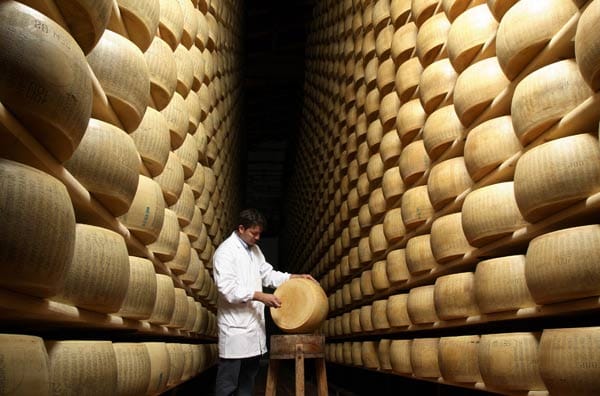 Aus Parma kommt auch Paremsan und anderer edler Käse.