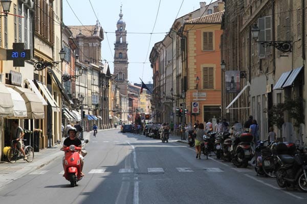 Wer durch Parmas Altstadt bummelt, wird viele Spezialitätenläden und Restaurants entdecken.