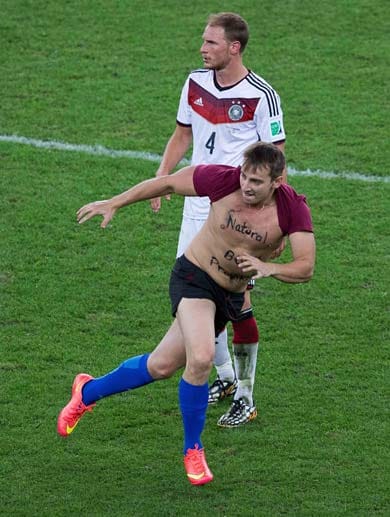 Kurz vor Ablauf der regulären Spielzeit schaffte es im Finale zwischen Deutschland und Argentinien ein Flitzer auf den Platz. Auf seine Brust hatte er geschrieben: "Ein geborener Witzbold". Die Fifa fand das gar nicht witzig.