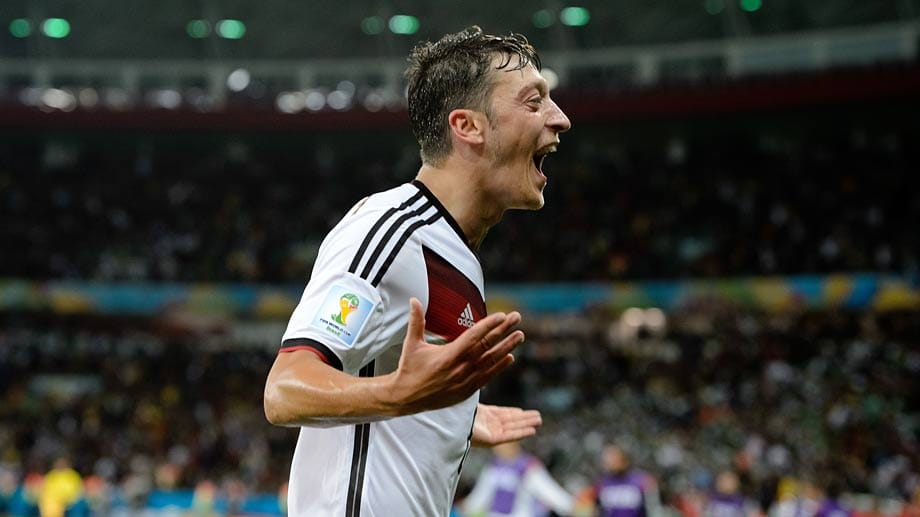 Mesut Özil: Löw hatte viel Geduld mit dem Zauberfuß. Fremdelte lange in neuer Rolle, dennoch ein Tor. Und im Finale viel besser. Note 3