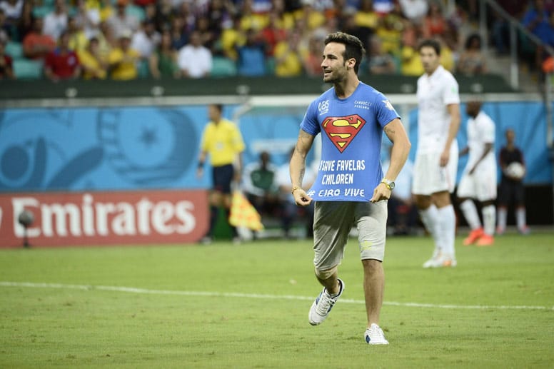 Botschaften aller Art, auch die unverfänglichen, sind der FIFA ein Dorn im Auge. So wurde auch dieser "Supermann" beim Spiel der USA gegen Belgien nicht im TV gezeigt. "Ich rette Kinder aus den Favelas", steht auf dem blauen T-Shirt.