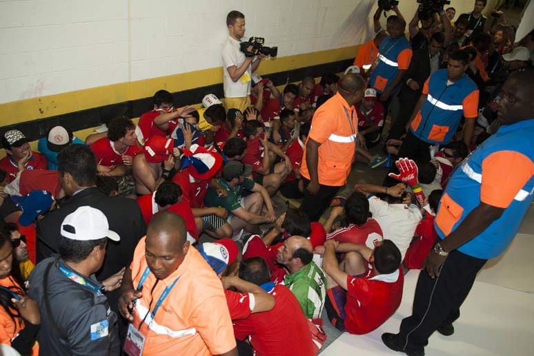 Beim Vorrundenspiel zwischen Chile und Spanien versuchten sich hunderte chilenische Fans ohne Tickets Zutritt ins Maracana zu verschaffen. Viele probierten, durch das Pressezentrum ins Stadion zu gelangen. Ordner konnten im letzten Moment verhindern, dass die Anhänger in den Innenraum gelangten. Der Fernsehzuschauer bekam davon nichts mit.