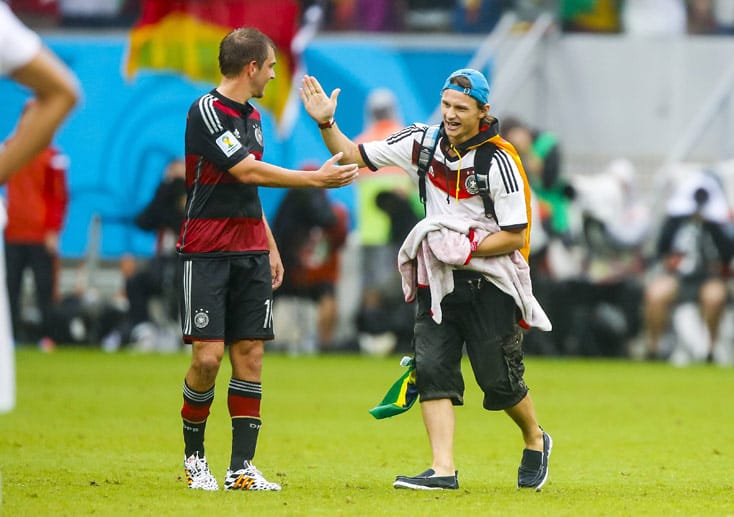 Gib fünf! Bei der Partie Deutschland gegen die USA klatschte sich dieser Fan während des Spiels mit dem deutschen Kapitän Philipp Lahm ab. Obwohl Lahm die Aktion sichtlich gelassen nahm, zeigten die TV-Bilder jubelnde Fans auf den Rängen.