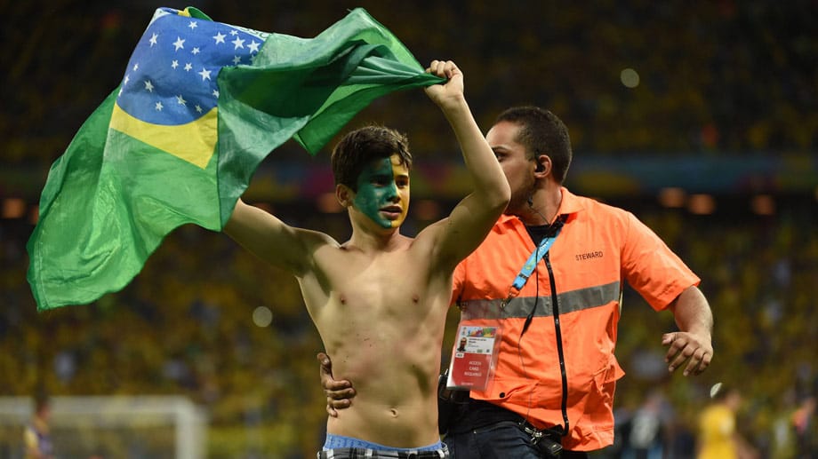 Dieser brasilianische Junge wollte seinen Idolen direkt nach der Viertelfinalpartei Brasilien gegen Kolumbien ganz nah sein.