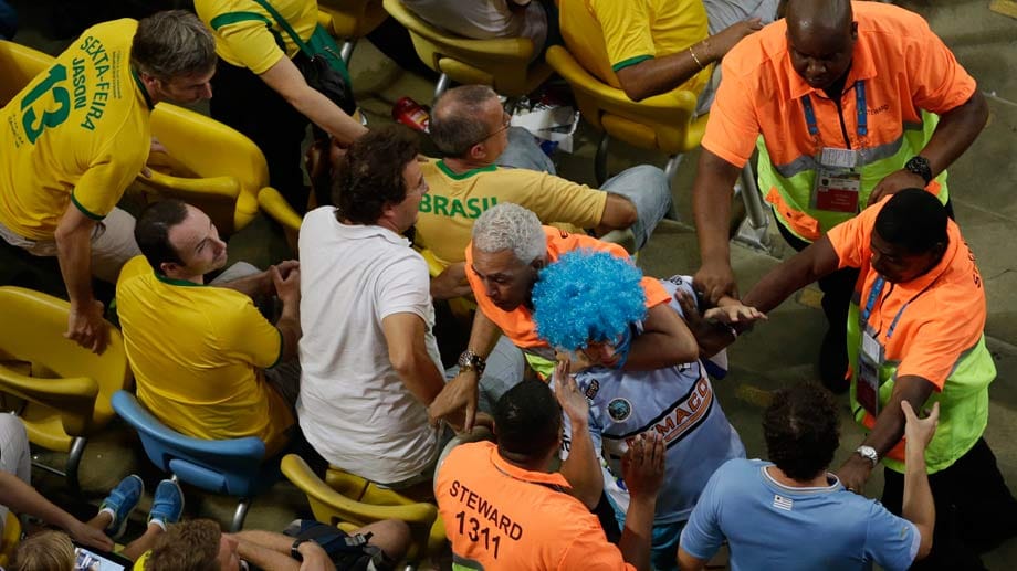 Die Viertelfinalpartie zwischen Uruguay und Kolumbien verlief nicht ganz so friedlich, wie es den Fernsehzuschauern präsentiert wurde. Auf den Rängen kam es immer wieder zu Auseinandersetzungen zwischen den Fanlagern der südamerikanischen Rivalen. Die Sicherheitskräfte mussten mehrfach eingreifen.