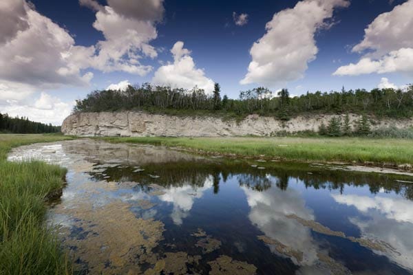 Wer sich körperlich weiter verausgaben möchte kann von Juni bis August eine Kanutour über den Pine Lake machen oder zu den Salt Plains und zum Grosbeak Lake wandern.