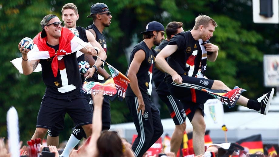 "Feierbiest" Lukas Podolski (li.) ist mit vollem Körpereinsatz dabei.